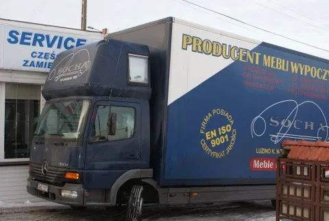 Ciężarówka Mercedes przed warsztatem